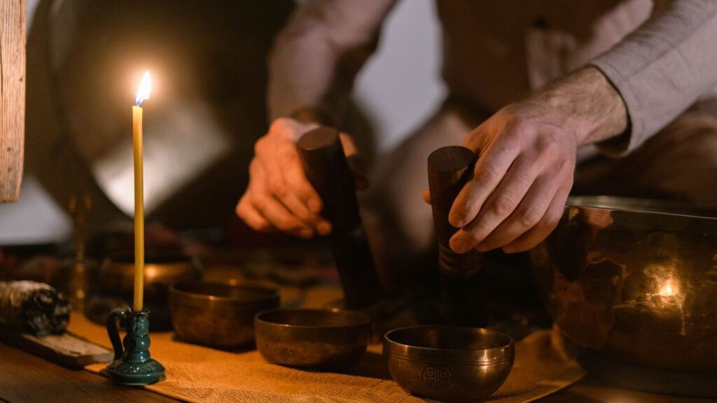 Ambiente tranquilo con elementos rituales y luz cálida