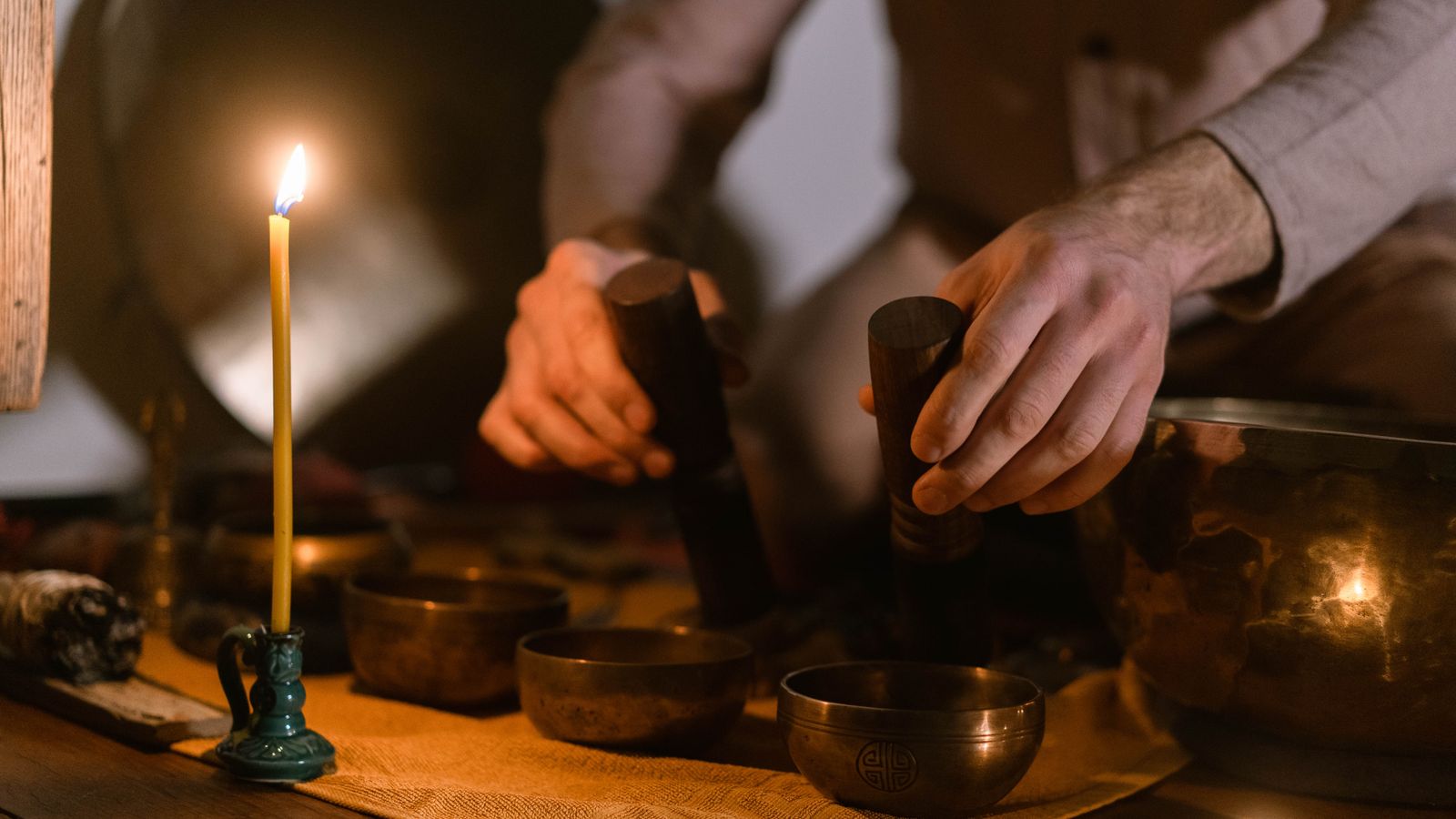 Ambiente tranquilo con elementos rituales y luz cálida