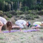 Familia realizando una actividad consciente al aire libre