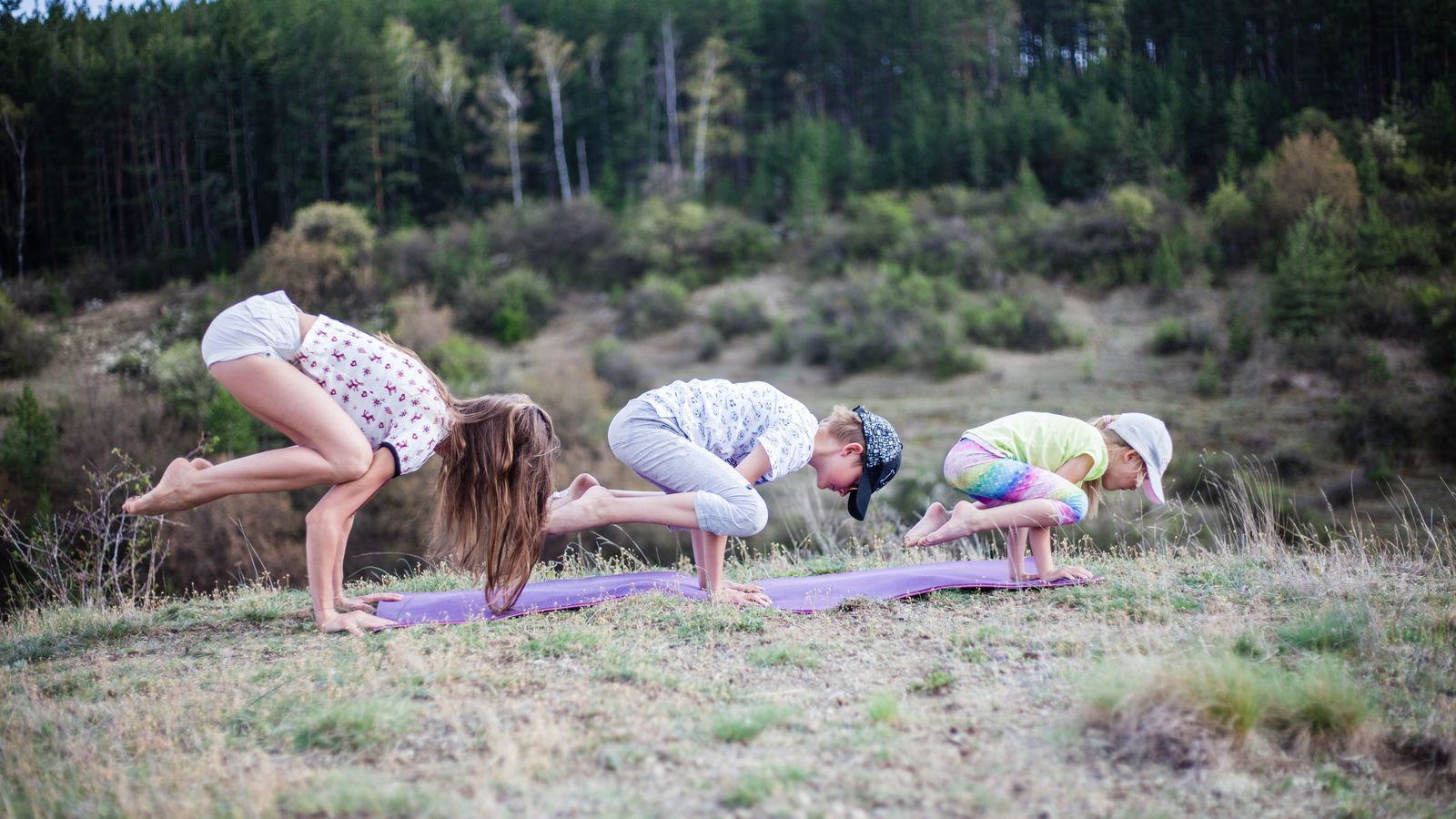 Familia realizando una actividad consciente al aire libre
