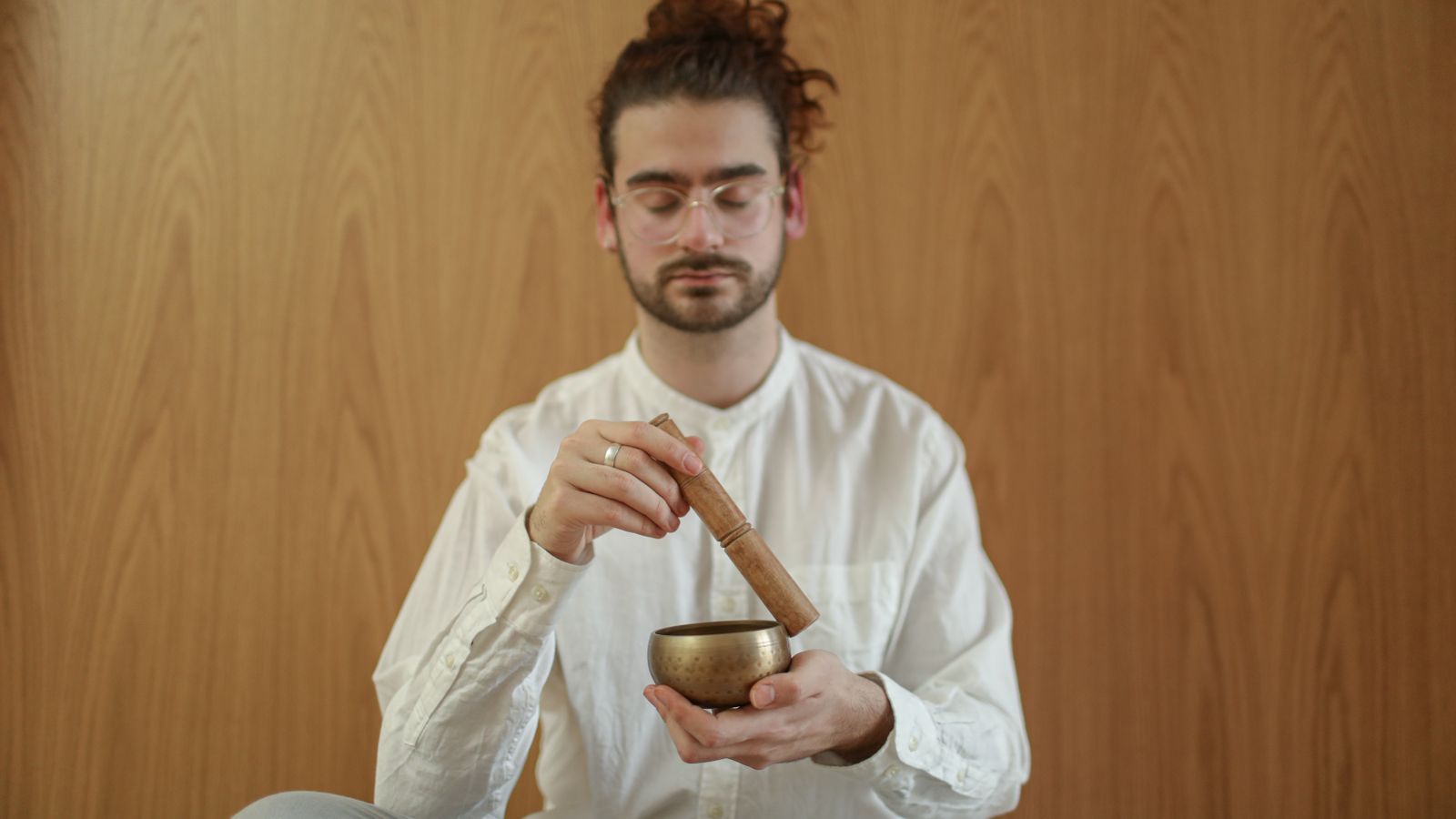 Persona en actitud de calma y escucha consciente