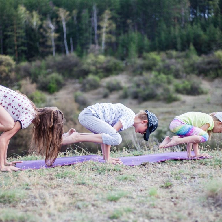 Familia realizando una actividad consciente al aire libre