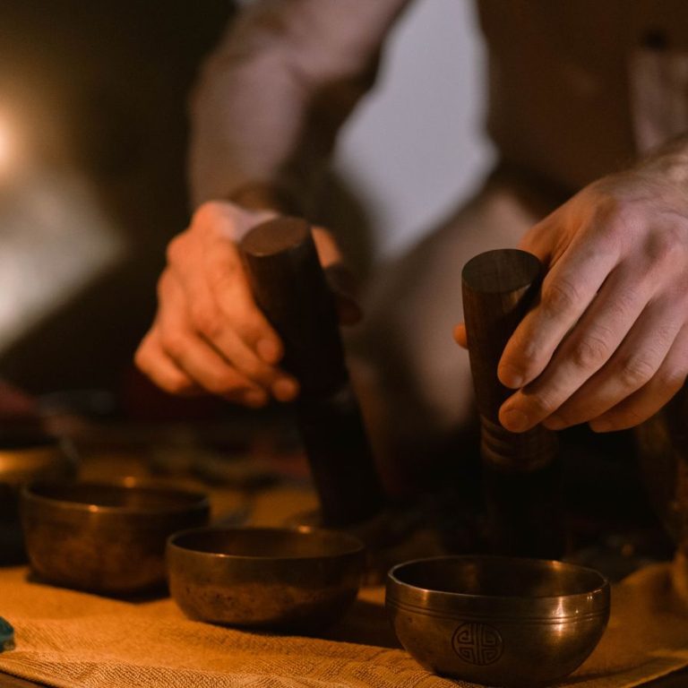 Ambiente tranquilo con elementos rituales y luz cálida