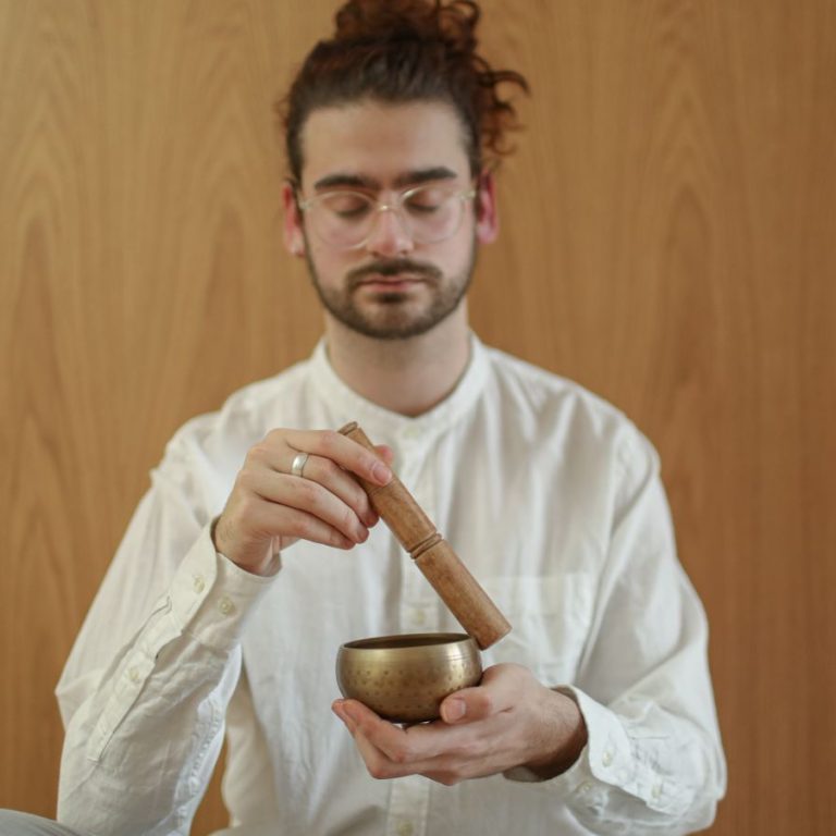 Persona en actitud de calma y escucha consciente